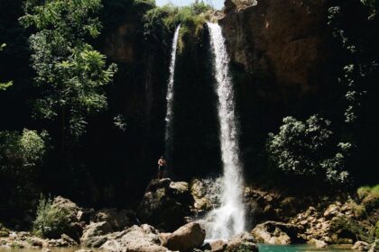 découvrez les nombreux bienfaits de l'eau pour votre santé et votre bien-être. hydratation, purification du corps, amélioration de la peau et bien d'autres encore, explorez pourquoi boire suffisamment d'eau est essentiel au quotidien.