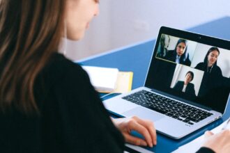 découvrez zoom, la plateforme de communication qui révolutionne vos réunions en ligne. profitez de fonctionnalités avancées telles que le partage d'écran, les salles de sous-commission et la vidéoconférence hd, pour des échanges fluides et productifs, où que vous soyez.
