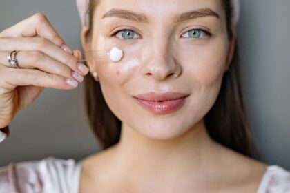 découvrez notre crème anti-âge révolutionnaire qui réduit les rides et raffermit la peau. profitez d'une hydratation intense et d'un teint éclatant grâce à sa formule innovante. retrouver une peau jeune et radieuse n'a jamais été aussi simple !