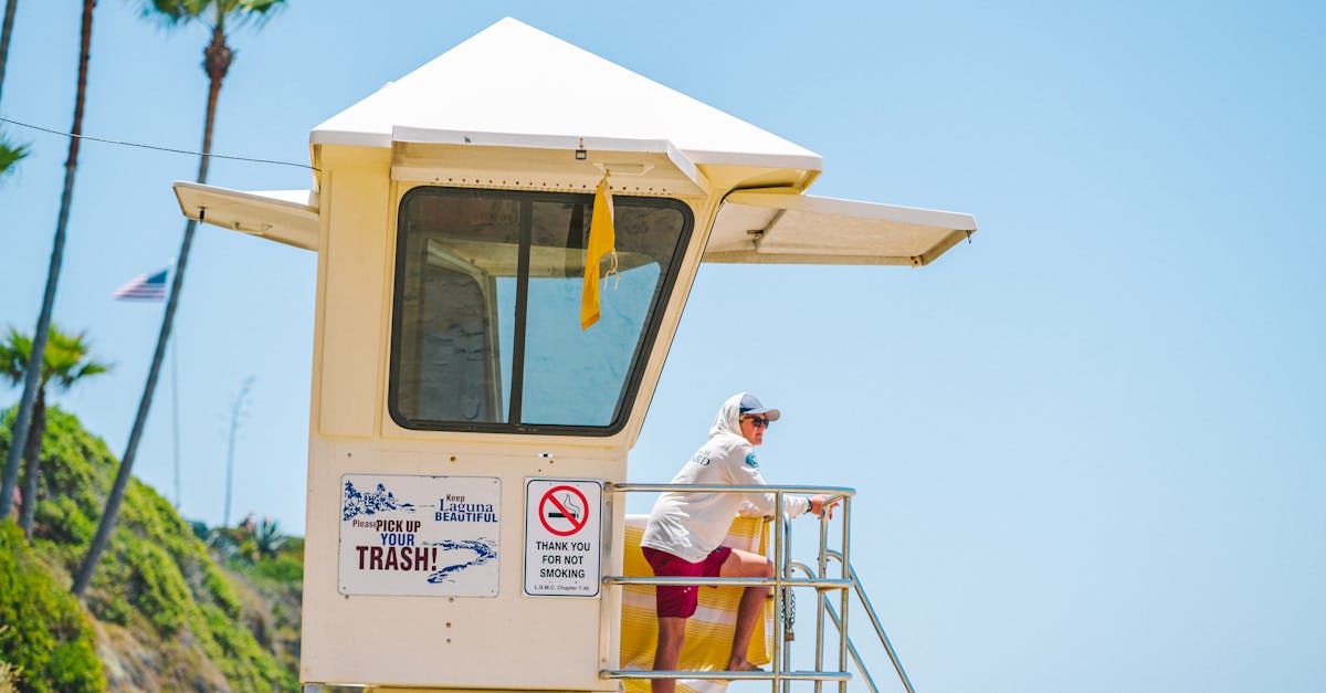 découvrez baywatch, la célèbre série tv américaine mettant en scène les sauveteurs de malibu qui veillent sur la plage entre action, drames et aventures. plongez dans un univers culte plein de suspense et de héros charismatiques.