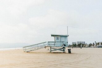 découvrez baywatch, la série culte qui suit les aventures palpitantes des sauveteurs de malibu entre action, suspense et glamour sur la plage. plongez dans l'univers des héros de la côte !