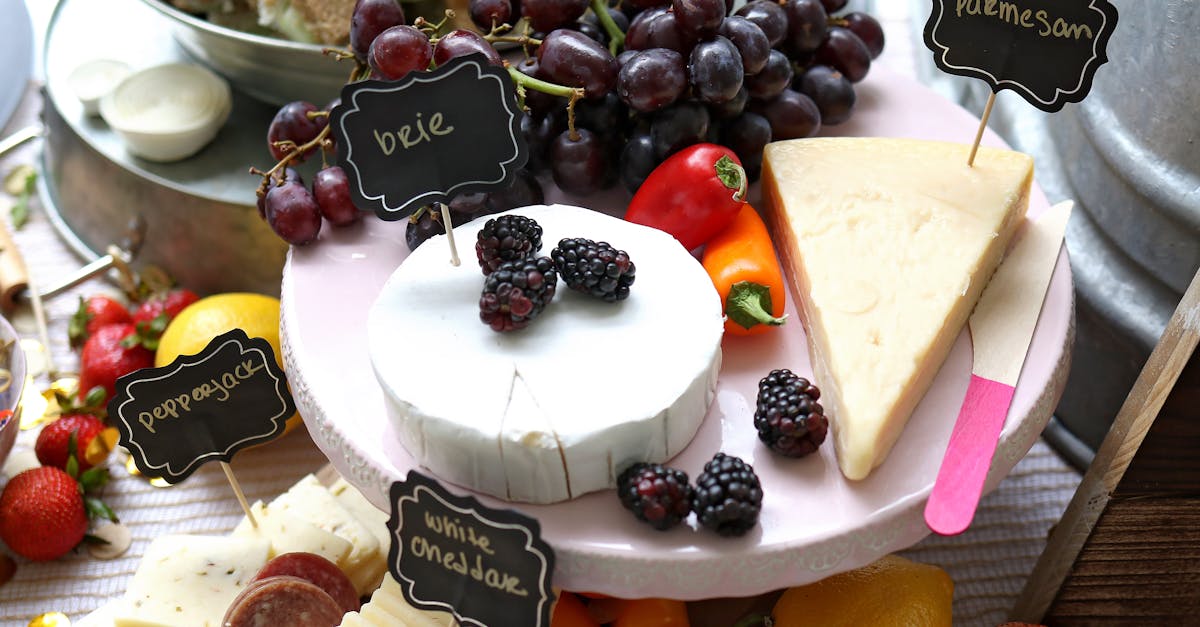 découvrez notre sélection de fromages artisanaux, allant des plus doux aux plus forts, parfaits pour accompagner vos plats ou vos apéritifs. plongez dans un monde de saveurs et de textures variées avec notre collection de fromages.