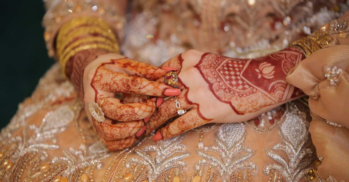 découvrez la tendance des tattoos broderie : des tatouages au style couture qui imitent l'effet du fil et du tissu pour une allure originale et raffinée.