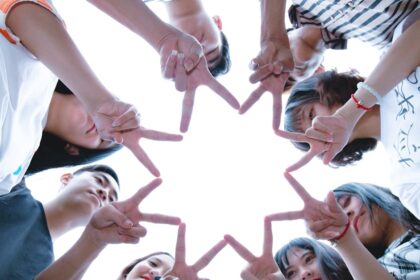 découvrez tout sur l'amitié : son importance, les clés d'une relation sincère, des conseils pour renforcer vos liens et cultiver de bonnes relations avec vos amis.