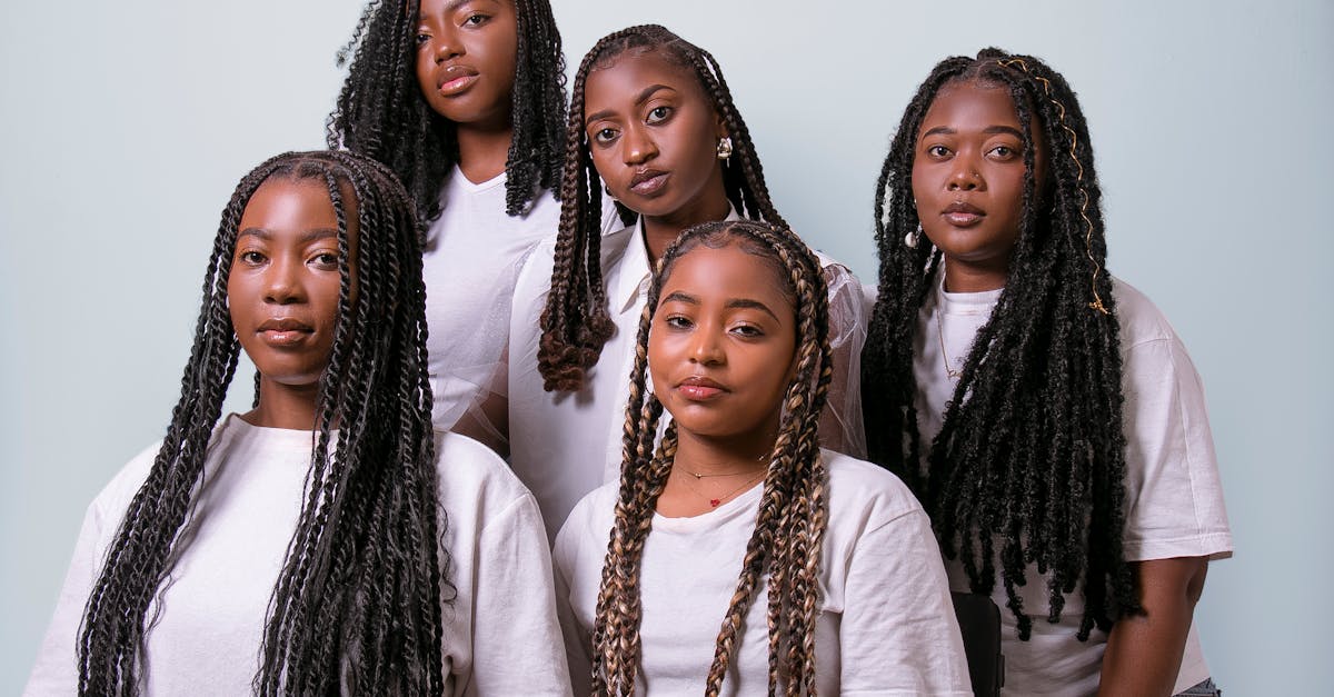 découvrez une multitude de coiffures tendance et inspirantes pour tous les types de cheveux. que vous cherchiez des coupes élégantes, des coiffures de fête ou des astuces de coiffage, trouvez ici l'inspiration parfaite pour sublimer votre look au quotidien.