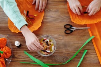 découvrez tout sur halloween : origine, traditions, idées de déguisements et conseils pour une fête effrayante et réussie. préparez-vous à célébrer la nuit la plus mystérieuse de l'année !
