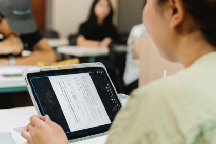 découvrez tout sur les « japanese bangs » : la tendance de frange japonaise qui apporte douceur et élégance à votre coiffure. conseils, inspirations et astuces pour adopter cette coupe unique à la mode.
