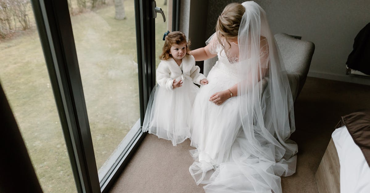 découvrez notre sélection élégante de robes pour la mère de la mariée. trouvez la tenue parfaite qui allie style et confort pour ce jour spécial, avec des coupes tendance et des tissus raffinés. soyez à la fois chic et mémorable lors de cette célébration inoubliable !