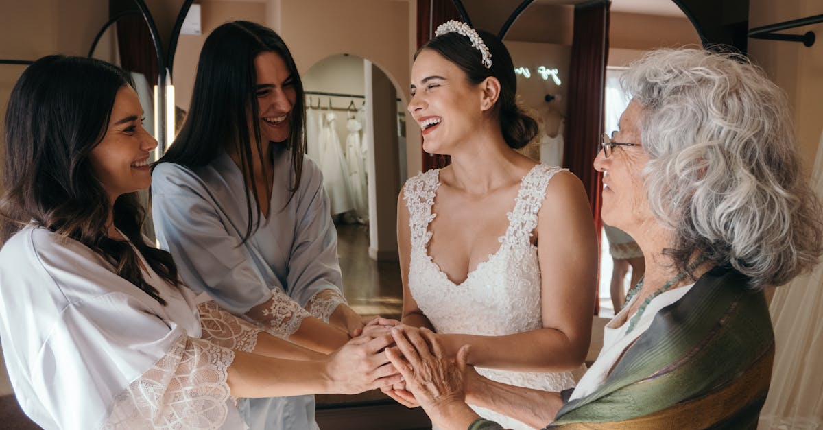 découvrez notre élégante collection de robes pour la mère de la mariée. des styles raffinés et modernes qui mettront en valeur votre silhouette tout en s'harmonisant parfaitement avec le thème du mariage. trouvez la robe idéale pour ce jour inoubliable !