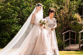 découvrez notre collection élégante de robes pour la mère de la mariée. que vous recherchiez un style classique ou moderne, trouvez la robe parfaite pour célébrer ce jour mémorable avec grâce et sophistication.