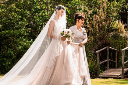 découvrez notre collection élégante de robes pour la mère de la mariée. que vous recherchiez un style classique ou moderne, trouvez la robe parfaite pour célébrer ce jour mémorable avec grâce et sophistication.