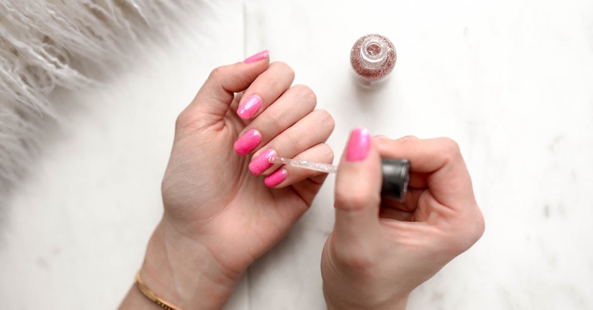 découvrez notre sélection de vernis à ongles tendance pour sublimer vos mains avec des couleurs éclatantes et une tenue longue durée. trouvez la teinte parfaite pour chaque occasion !