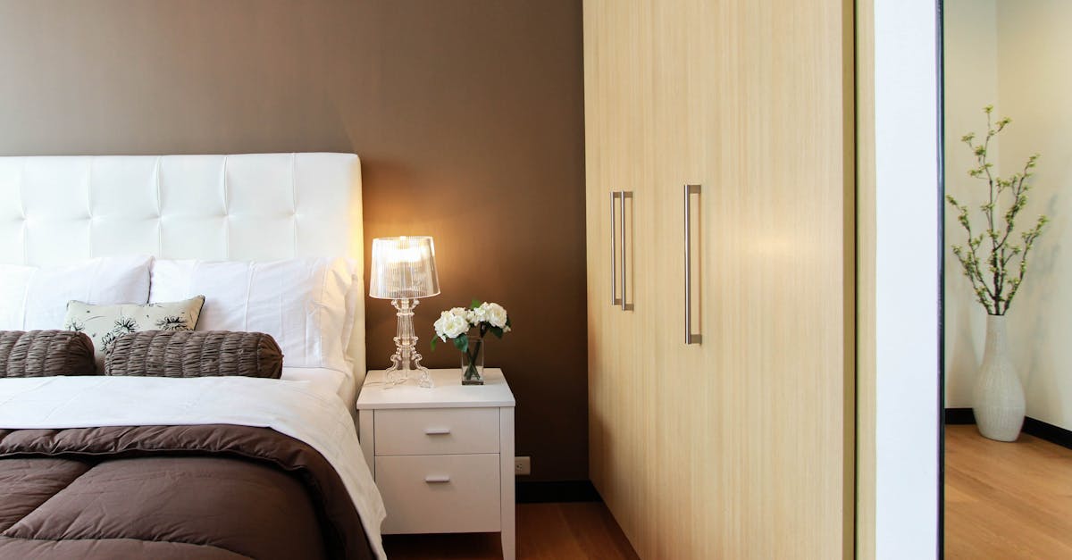 découvrez notre sélection de tables de nuit élégantes et fonctionnelles pour sublimer votre chambre. pratiques et design, elles offrent rangement et style à votre espace nuit.