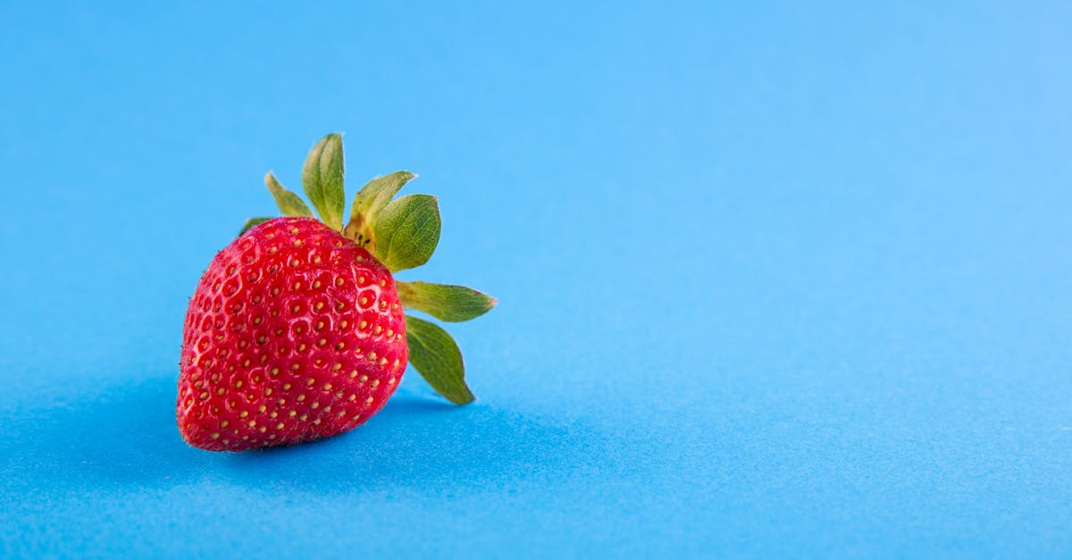 découvrez une délicieuse et rafraîchissante soupe aux fraises, idéale pour les chaudes journées d'été. cette recette simple et saine met en valeur la douceur des fraises fraîches, agrémentée de notes de menthe et de citron. parfaite en entrée ou en dessert, elle étonnera vos invités par son originalité et sa saveur fruitée.
