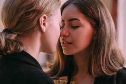 découvrez notre sélection de séries pour adolescents captivantes, mêlant amitié, amour et aventures passionnantes. plongez dans des intrigues palpitantes qui parlent des défis et des joies de l'adolescence. trouvez votre prochaine série préférée dès maintenant !