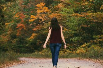 découvrez tous les bienfaits de la marche à pied : une activité simple, accessible à tous, idéale pour garder la forme, améliorer la santé et profiter de la nature au quotidien !