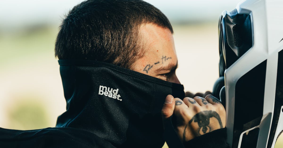 découvrez le blackout tattoo, une tendance audacieuse du tatouage où de larges zones de peau sont entièrement noircies pour un style unique et contemporain. informez-vous sur la technique, la signification et les soins à apporter à ce type de tatouage exceptionnel.