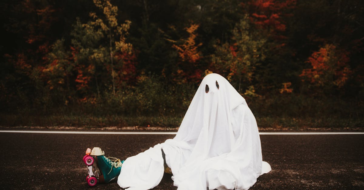 découvrez des idées de costumes diy pour halloween faciles et originales à réaliser soi-même. inspirez-vous pour créer un déguisement unique, économique et effrayant cette année !