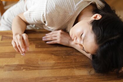découvrez tout ce qu'il faut savoir sur l'infidélité : définition, causes, conséquences et conseils pour surmonter cette épreuve dans le couple.