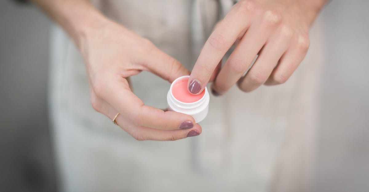 découvrez notre baume à lèvres hydratant, idéal pour nourrir, réparer et protéger vos lèvres au quotidien. formule naturelle pour une bouche douce et éclatante.