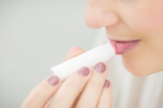 découvrez notre baume à lèvres hydratant, idéal pour protéger et nourrir vos lèvres au quotidien. formule naturelle, texture douce et parfum délicat pour des lèvres douces et éclatantes.