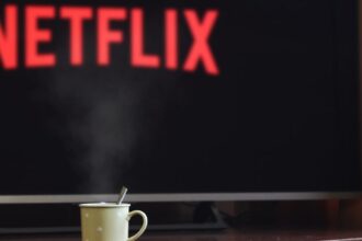 découvrez netflix, la plateforme de streaming incontournable pour regarder des films, séries, documentaires et programmes originaux à volonté. profitez d’un large catalogue de contenus pour tous les goûts et tous les âges, à tout moment et sur tous vos appareils.