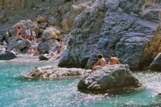 découvrez tout ce qu'il faut savoir sur les plages nudistes : conseils, réglementation, bonnes pratiques et lieux incontournables pour profiter pleinement de votre expérience naturiste en bord de mer.