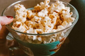 découvrez ce qu'est le binge-watching, ses effets sur notre mode de vie, ainsi que des conseils pour profiter de vos séries et films préférés tout en préservant votre bien-être.