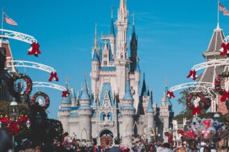 découvrez l'univers magique de disney : actualités, films, séries, personnages incontournables et parcs d'attractions pour petits et grands. plongez dans l'enchantement dès maintenant !