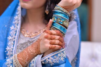 découvrez notre robe tunique brodée, parfaite pour un look élégant et décontracté. confortable et stylée, cette pièce incontournable rehausse votre garde-robe avec ses détails raffinés.