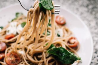découvrez l'art de la photographie culinaire : conseils, astuces et inspiration pour mettre en valeur vos plats et sublimer vos créations alimentaires à travers des images gourmandes et créatives.