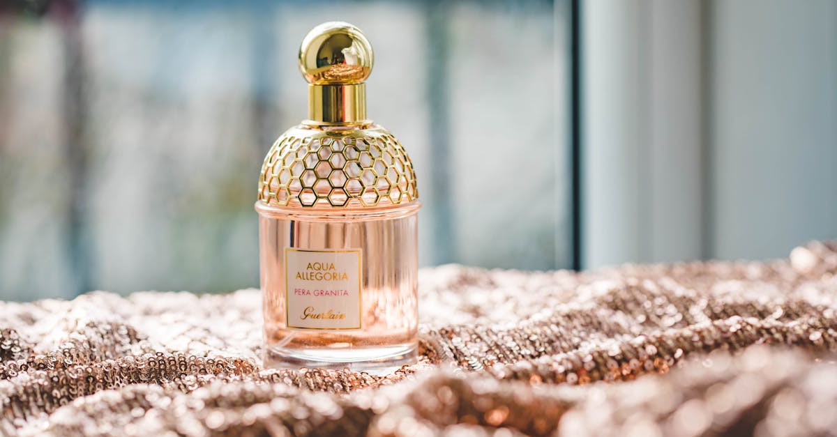 découvrez les secrets des fragrances : histoire, types de parfums, conseils de choix et tendances olfactives pour sublimer votre personnalité.