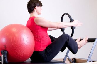 découvrez le pilates, une méthode d'entraînement douce et efficace pour renforcer les muscles profonds, améliorer la posture et la souplesse. idéal pour tous les niveaux, le pilates favorise le bien-être du corps et de l'esprit.