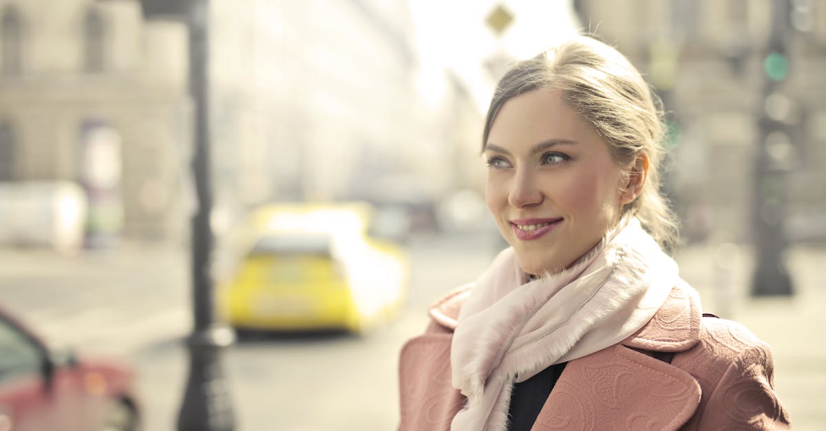 découvrez le scarf coat, un manteau tendance intégrant une élégante écharpe pour allier chaleur et style durant la saison froide. idéal pour un look chic et confortable.