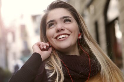 découvrez le scarf coat : le manteau tendance qui intègre une écharpe pour un style élégant et chaleureux. parfait pour l'automne et l'hiver, il allie confort et modernité !