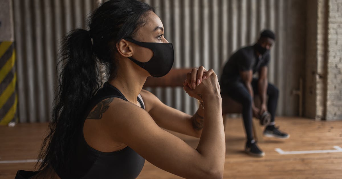 découvrez tout ce qu’il faut savoir sur les squats : bienfaits, techniques pour les réaliser correctement, erreurs à éviter et conseils pour progresser efficacement quel que soit votre niveau.