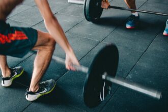 découvrez tout ce qu'il faut savoir sur les squats : bienfaits, techniques, variations et conseils pour progresser en toute sécurité et renforcer efficacement vos jambes et vos fessiers.