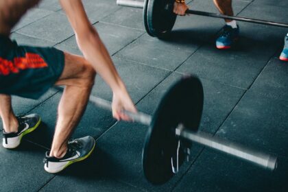 découvrez tout ce qu'il faut savoir sur les squats : bienfaits, techniques, variations et conseils pour progresser en toute sécurité et renforcer efficacement vos jambes et vos fessiers.