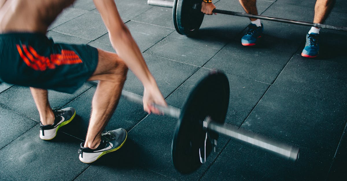 découvrez tout ce qu'il faut savoir sur les squats : bienfaits, techniques, variations et conseils pour progresser en toute sécurité et renforcer efficacement vos jambes et vos fessiers.