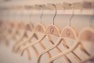 découvrez nos solutions de wardrobe élégantes et fonctionnelles pour organiser et optimiser votre espace avec style. trouvez l’armoire parfaite pour tous vos besoins de rangement.