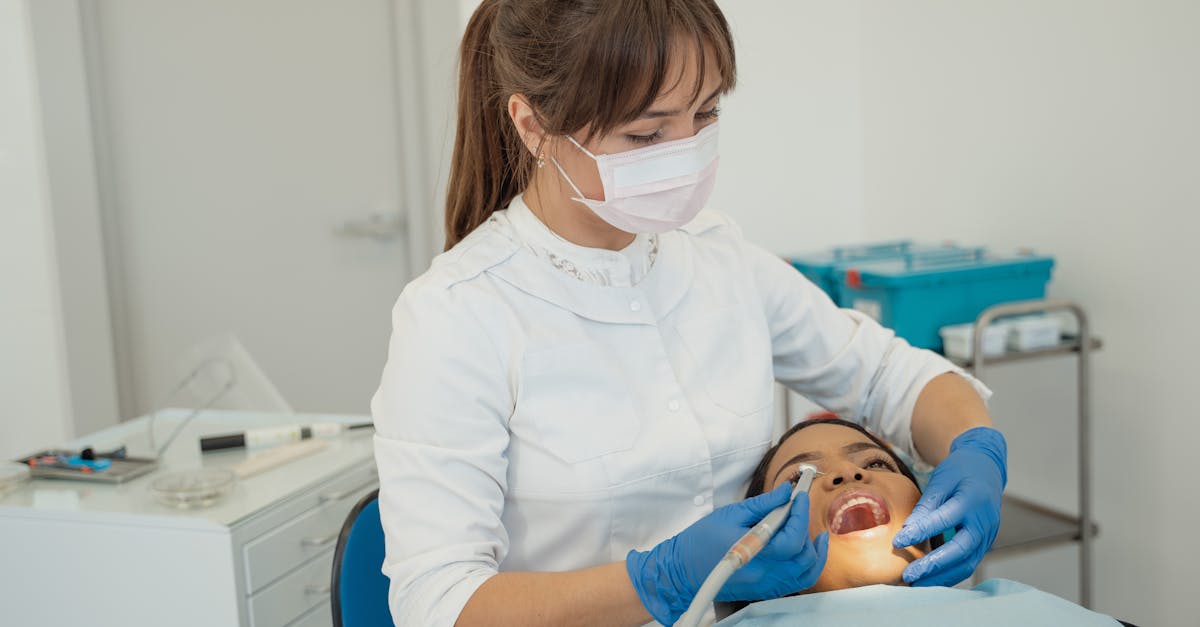 découvrez des solutions efficaces pour un blanchiment dentaire sûr et naturel. obtenez un sourire éclatant grâce à nos conseils, astuces et produits recommandés pour des dents plus blanches.