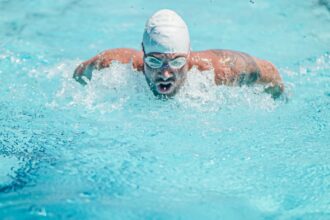 découvrez les bienfaits de l'aqua aerobics, une activité physique alliant exercices aquatiques et cardio pour tonifier votre corps en douceur.