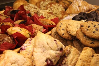 découvrez notre recette facile et délicieuse de cookies au chocolat et aux noisettes, parfaits pour les amateurs de saveurs gourmandes et croustillantes.