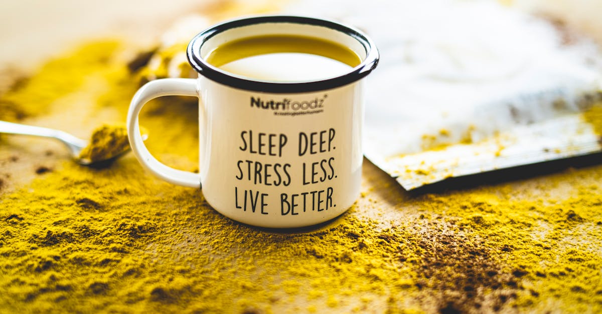 découvrez comment la consommation de café influence la qualité du sommeil et apprenez à équilibrer votre consommation pour un meilleur repos.