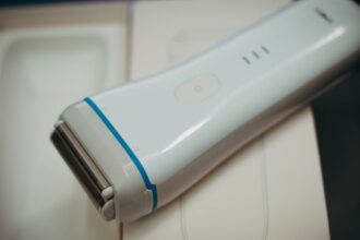 découvrez les avantages des épilateurs électriques : conseils d'utilisation, comparatifs et astuces pour une épilation efficace et durable à la maison.