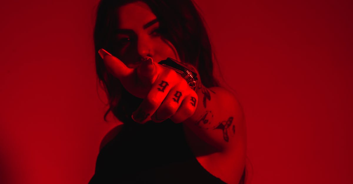 découvrez nos idées de tatouages sur les doigts, alliant style discret et originalité. inspirez-vous pour un look unique et tendance.