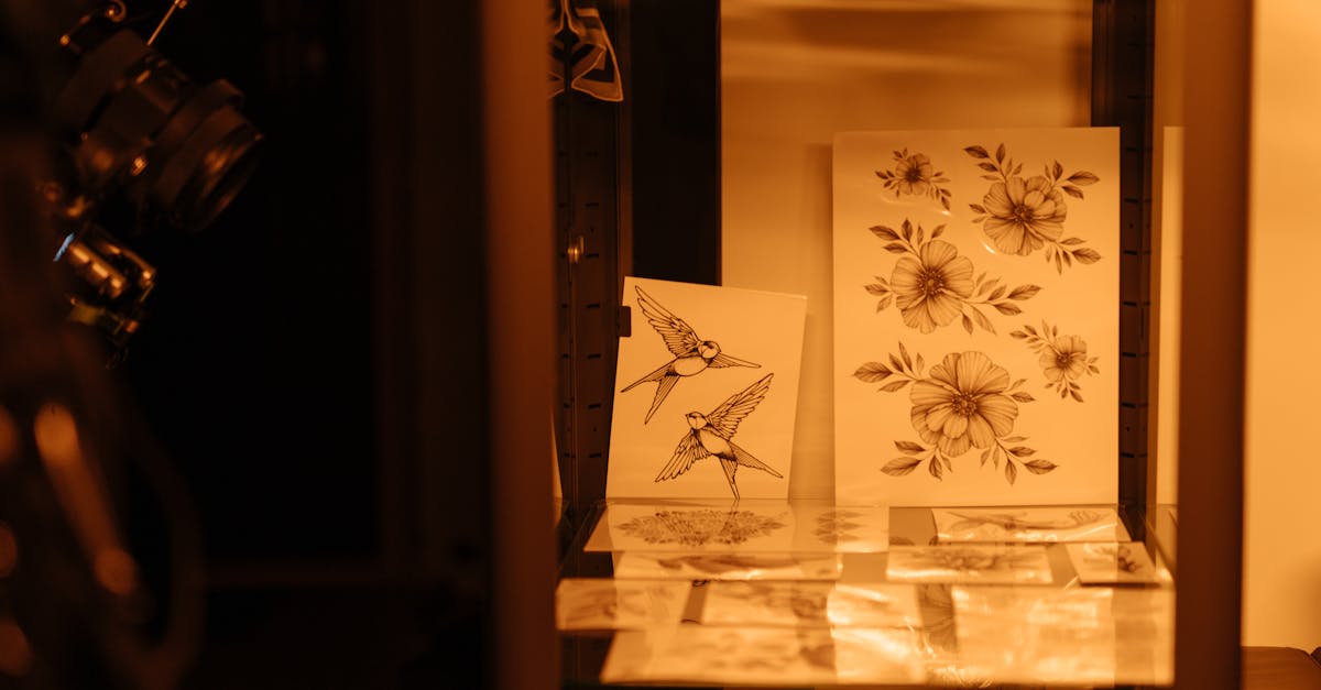 découvrez une variété de designs de tatouages floraux élégants et inspirants, parfaits pour exprimer votre style et votre personnalité avec des motifs naturels et artistiques.