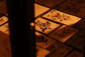 découvrez notre collection de designs de tatouages floraux uniques et élégants, parfaits pour exprimer votre style et votre personnalité avec délicatesse.