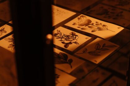 découvrez notre collection de designs de tatouages floraux uniques et élégants, parfaits pour exprimer votre style et votre personnalité avec délicatesse.