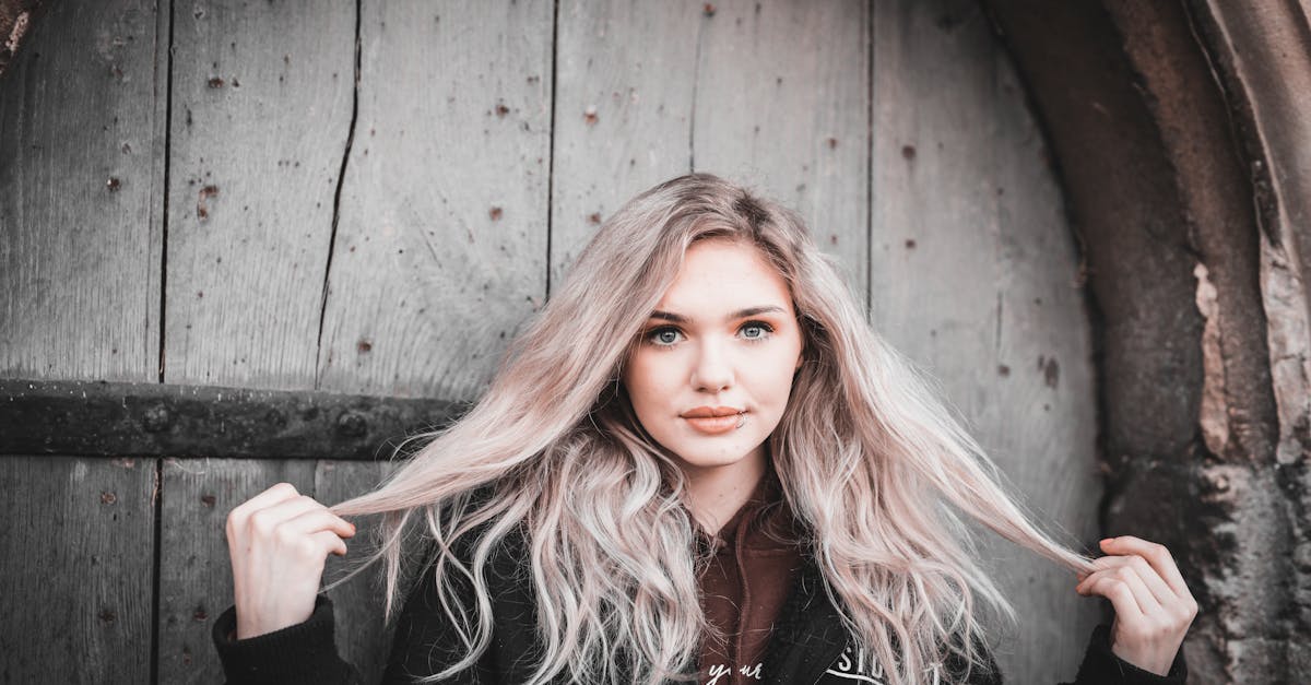 découvrez des coiffures élégantes et tendances pour cheveux gris, adaptées à tous les styles et âges.